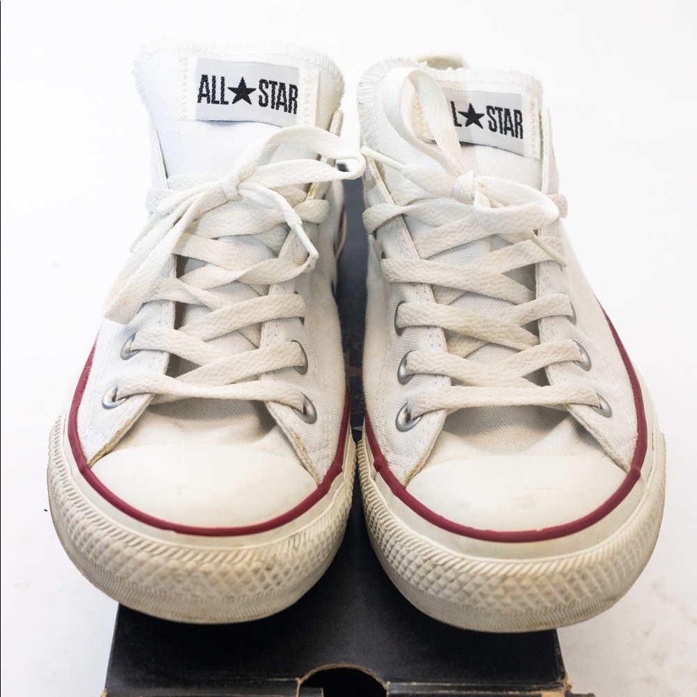 Converse White low top (M sz 8) (W sz 10)